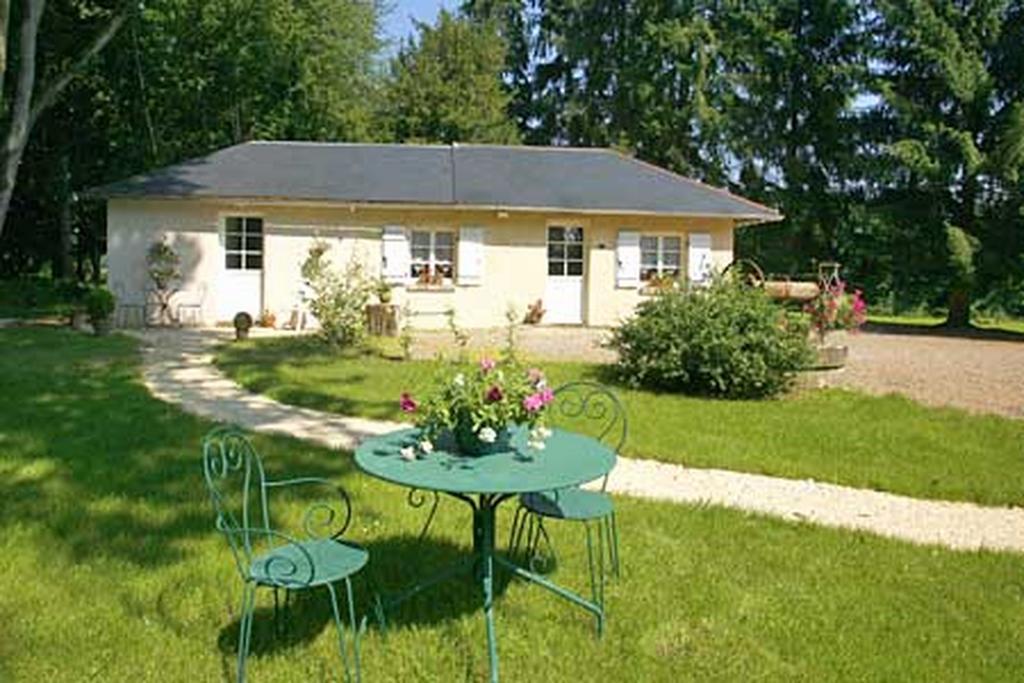 Hotel Les Grands Chênes Saint-Fargeau  Exterior foto